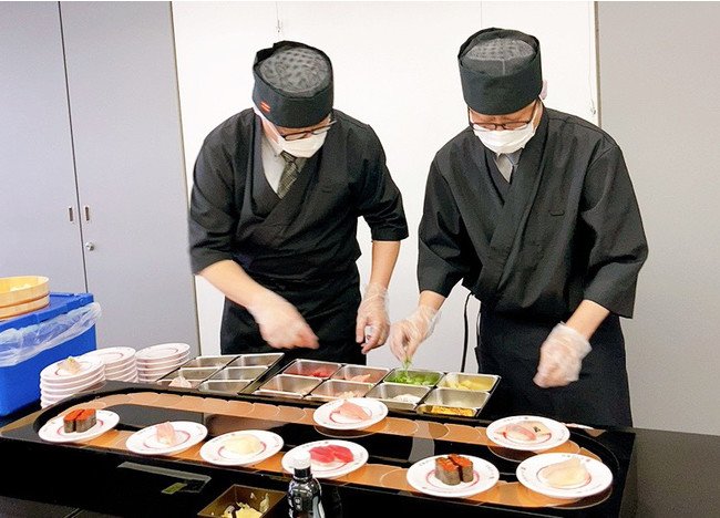 こちらは寿司職人もお届けする「出張回転寿司サービス」 出典:かっぱ寿司