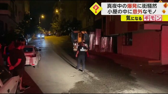 消防隊員が現場に到着し、小屋の方に歩いていく(IHA)