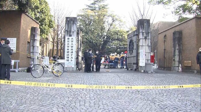 男は大学入学共通テストの試験会場だった東京大学の前で受験生ら3人を刺した(2022年1月15日)