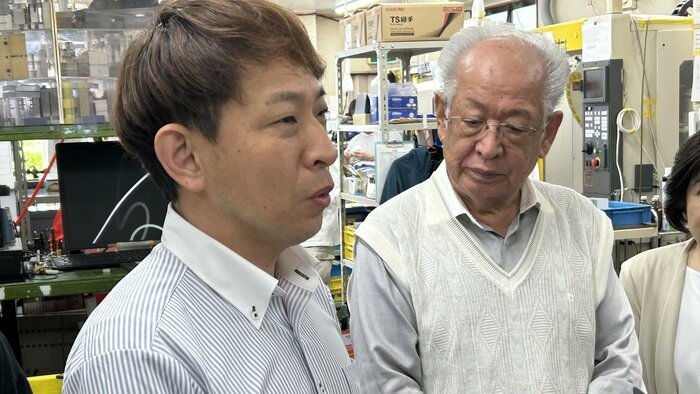 「4割以上値上げの材料も」と話す剣持一豊社長（左）