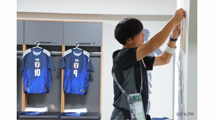 試合前のロッカーで作業をする越智氏