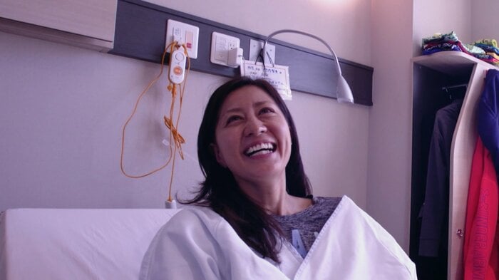 術後のベッドで前向きな表情で取材に応じる竹内