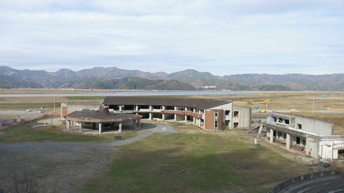 津波で84人が犠牲となった大川小学校。遺族らによって震災遺構として残された(©Sonomi Sato)