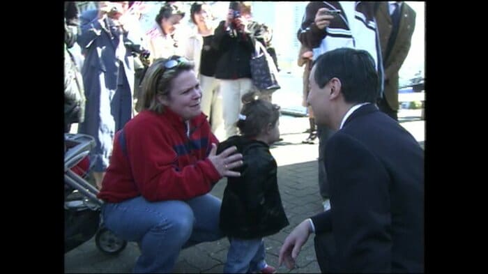 地元の人々と交流される皇太子さま