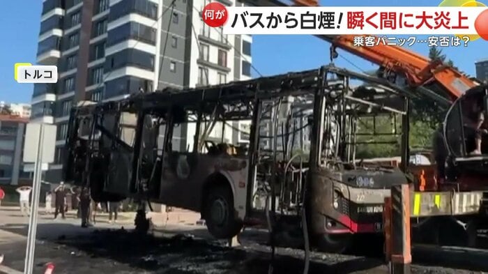 黒焦げになったバス(IHA)