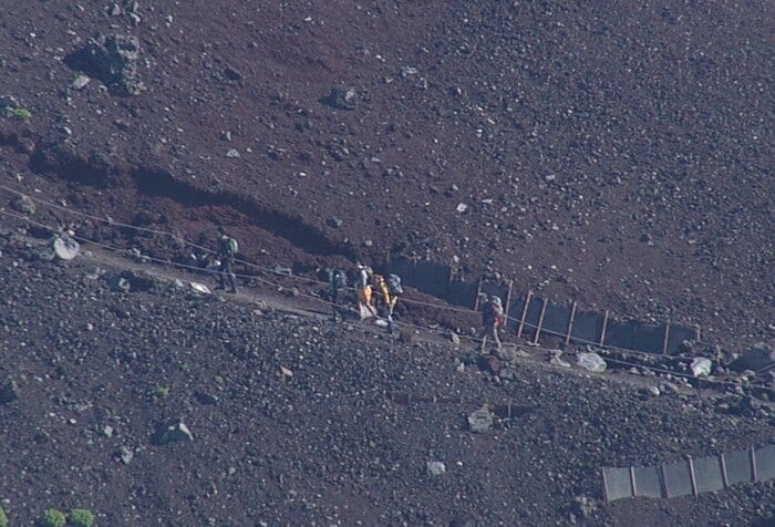 霊峰の頂を目指す登山者たち