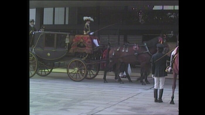 宮殿から宮中三殿へ馬車に乗り移動される礼宮さま