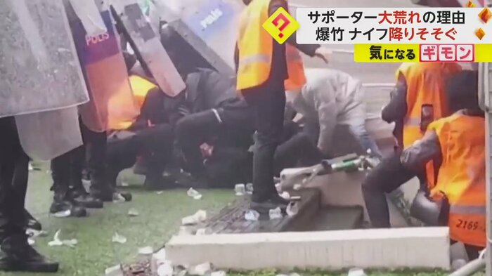 盾を構える警察官。中には倒れてしまった人も…。