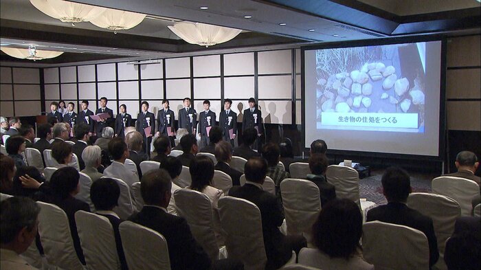 境保全活動の発表を行なう兵庫県尼崎市立成良中学校の生徒たち
