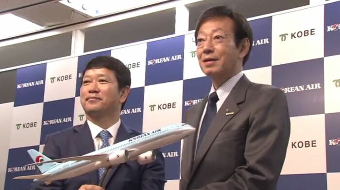 記者会見での大韓航空担当者と久元神戸市長(24日)
