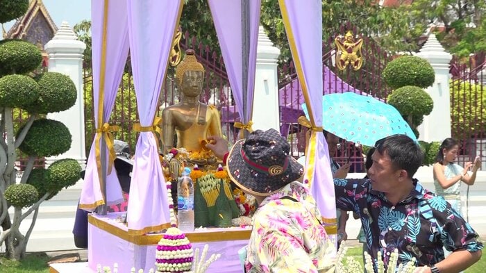 にぎやかな水かけの一方で、静かに祈りをささげる伝統的なソンクラーン（バンコク　ワット・アルン）