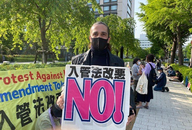 国会前で入管法改正反対のデモに参加するデニズさん
