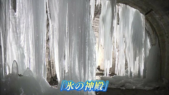 姿を現した「氷の神殿」高さ4m以上 差し込む光で輝く