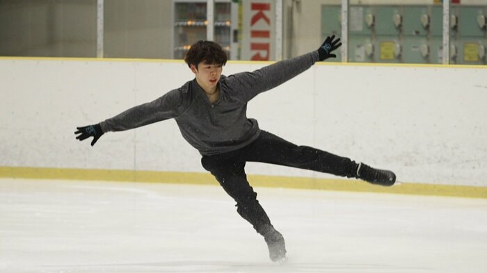 ジャンプの練習をする佐藤