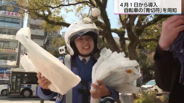 JR宮崎駅前でチラシを配布する警察官