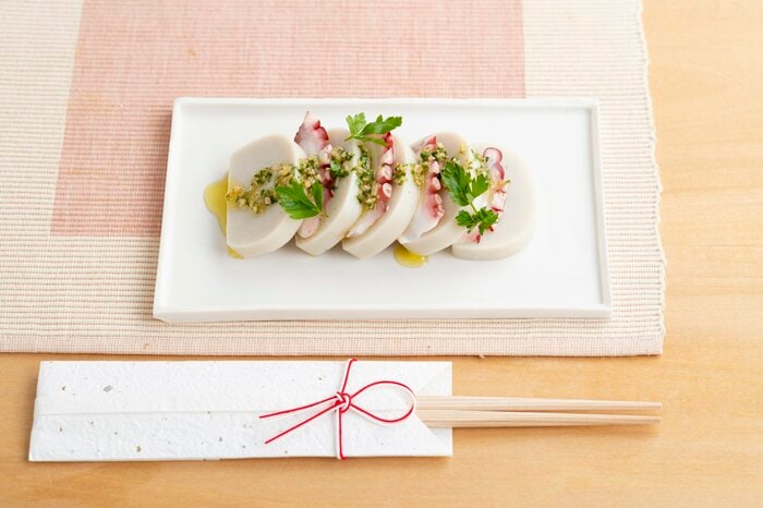 かまぼことたこのカルパッチョ風(『紀文がかなえるちくわ・はんぺん・かまぼこの楽しい世界』より)