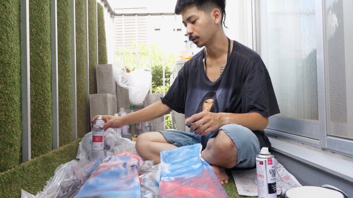 休日も自宅で商品のリメイク作業をする登生さん