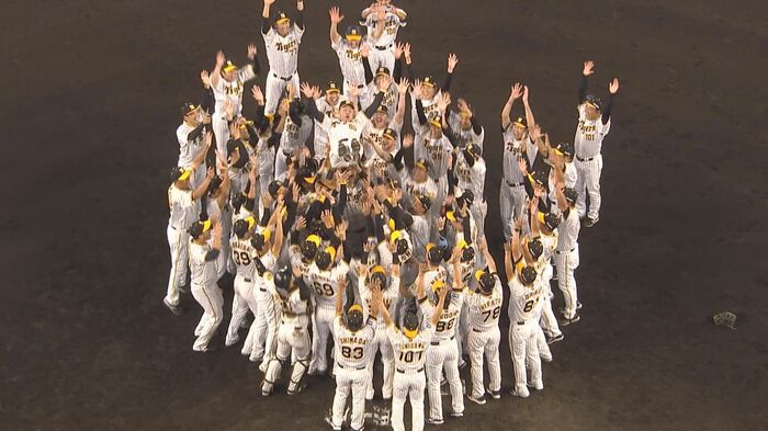 リーグ優勝の胴上げ 選手はみんな真ん中だけを見つめていた