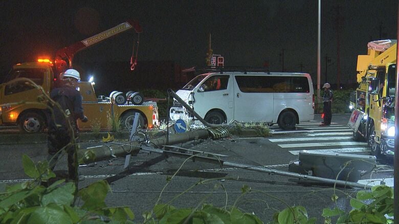 根元から電柱折れる…未明の国道でワゴン車が中央分離帯の信号に突っ込む 交差点で警察官が一時交通整理にあたる｜FNNプライムオンライン