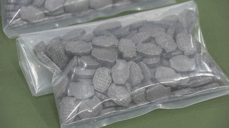 ボディークリームの容器に小分け…合成麻薬MDMA含む大量の錠剤を国際郵便で密輸か 28歳会社員を逮捕｜FNNプライムオンライン