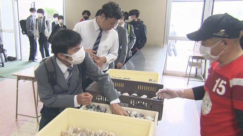“朝食抜き”を心配した教師が提案…名古屋の高校で「朝ごはんプロジェクト」生徒達におにぎりを無償提供｜FNNプライムオンライン