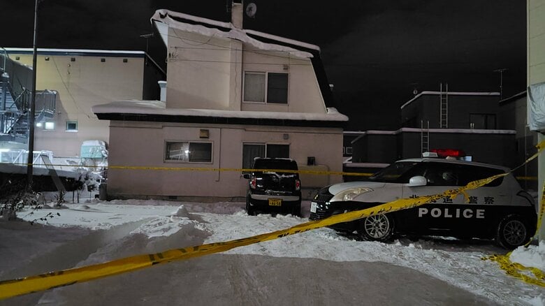 【速報】住宅内に血を流した女性2人の遺体…家族とみられる50代の男性を搬送　”殺人事件”の可能性も視野に捜査＿死亡は高齢女性と40～50代の女性　北海道札幌市｜FNNプライムオンライン