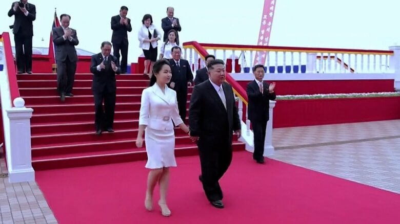 金正恩総書記“夫人の姿”公開は1年半ぶりか…北朝鮮の海岸沿いに“大規模リゾート地完成”で李雪主夫人や娘と共に式典参加　｜FNNプライムオンライン
