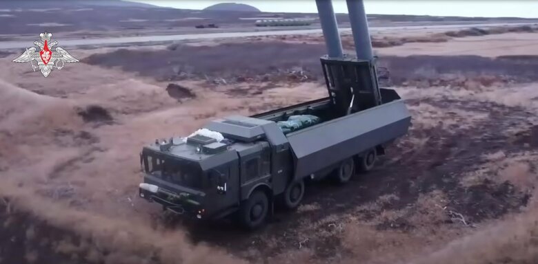 ミサイル容器を屹立させた「K-300P バスチオン」(ロシア国防省公式映像 Youtubeより・2021年12月2日)