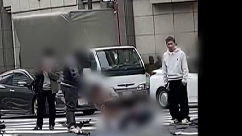 現場では、伊東航介容疑者(21)が、ポケットに手を突っ込み、人ごとのように振る舞う様子が目撃されていた