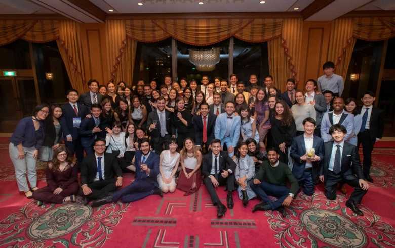 各国代表団と委員会メンバーの集合写真