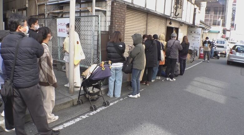 店の前には約300人の列