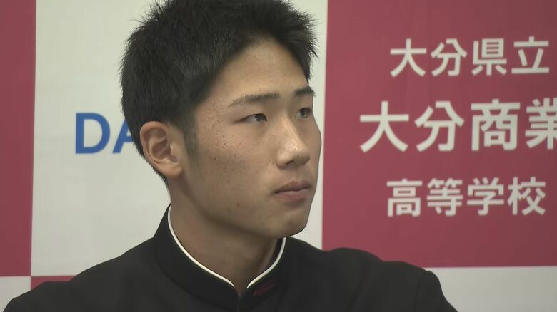 ドラフト会議の様子を見つめる平田選手