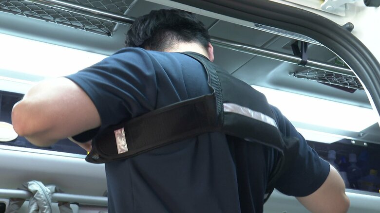 冷却ベストの両脇と背中に「保冷剤」