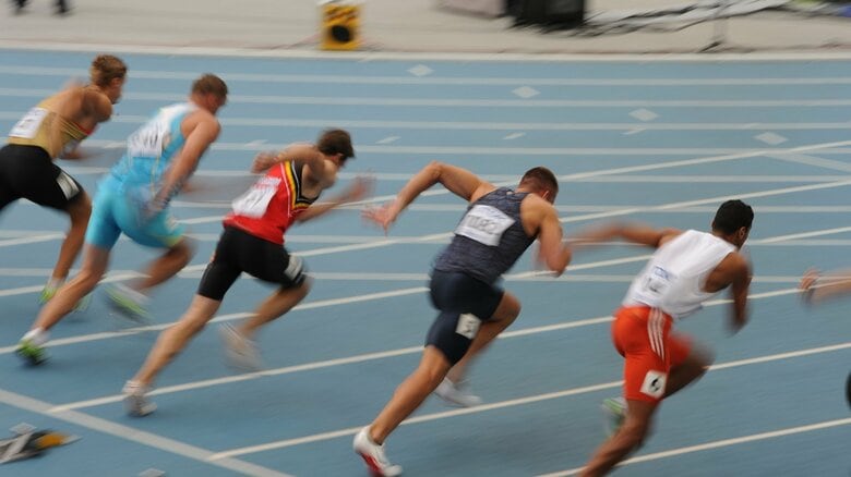 視線は上げず最初の3～4歩はつま先だけで着地（画像はイメージ）