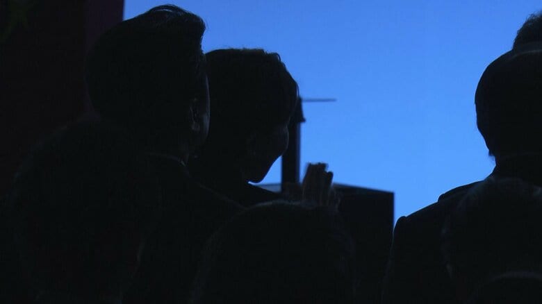 拍手する高市総理