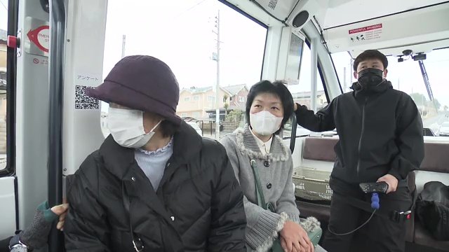 オペレーターの手にはゲーム機のコントローラー