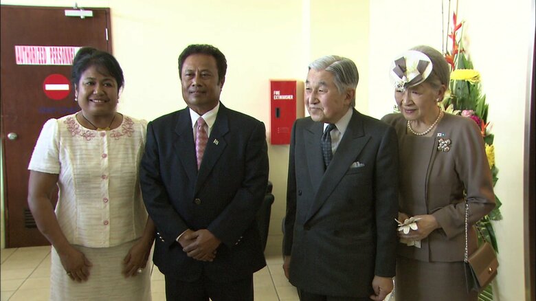 空港で大統領夫妻の出迎えを受けられた両陛下