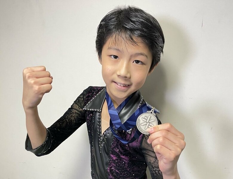 メダルを手にガッツポーズをする西野太翔