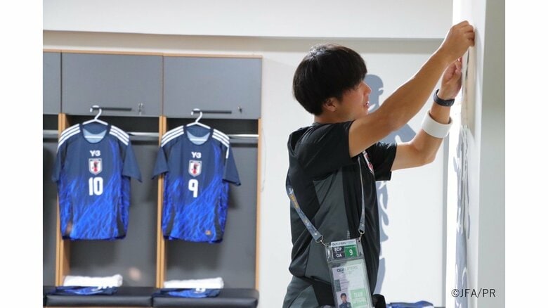 試合前のロッカーで作業をする越智氏