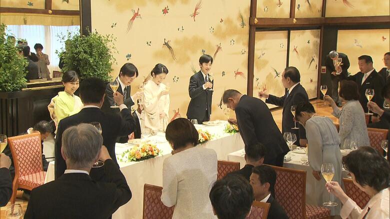 お祝いの昼食会で額田衆院議長の発声で行われた乾杯