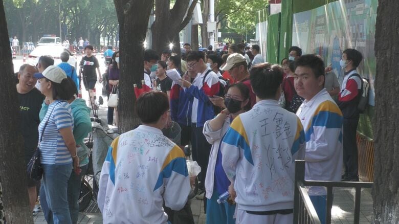 「高考」の会場前にはたくさんの学生や保護者