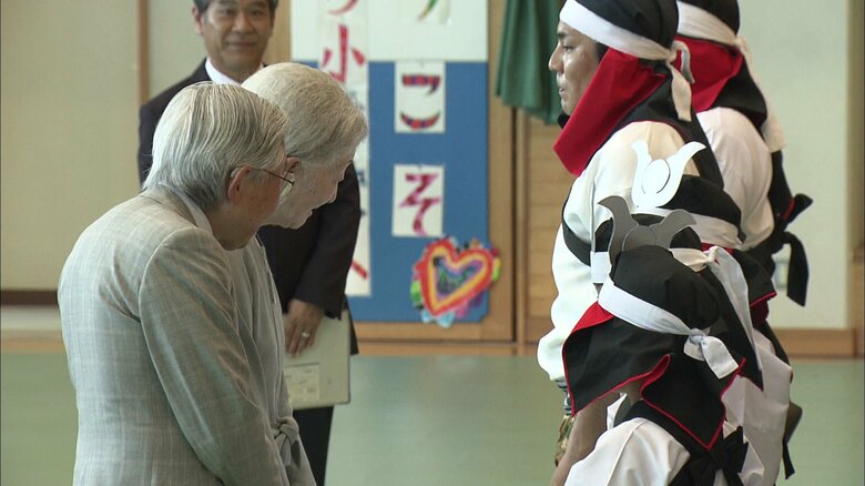 踊りを終えた子供たちと懇談される両陛下