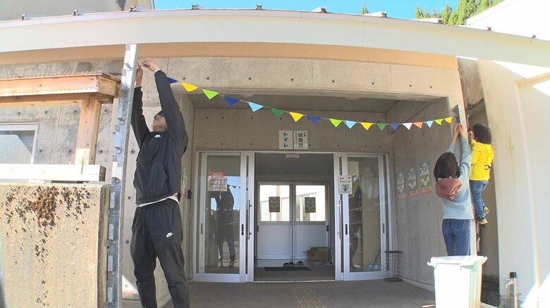 ガーランドが彩りを添える