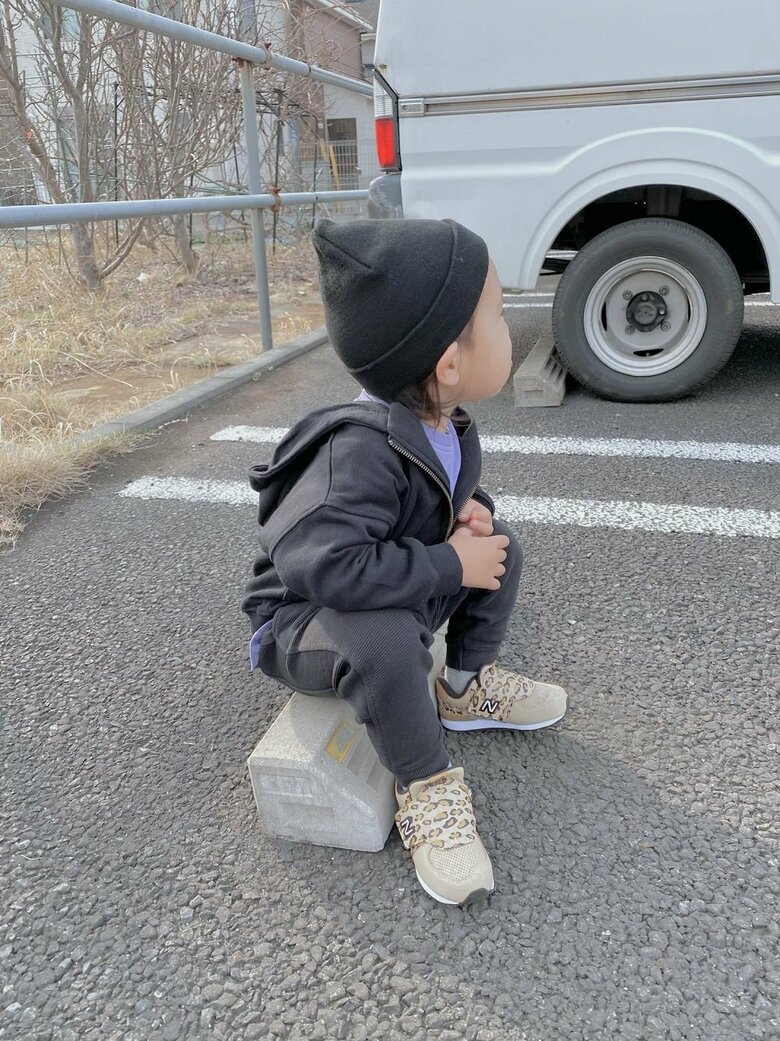 ヤンチャな座り方をする息子さん