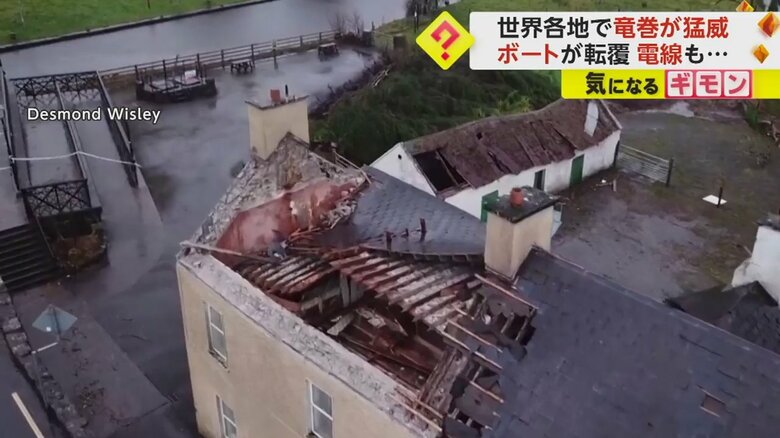 アイルランドで家の屋根が剥がれ落ちている様子