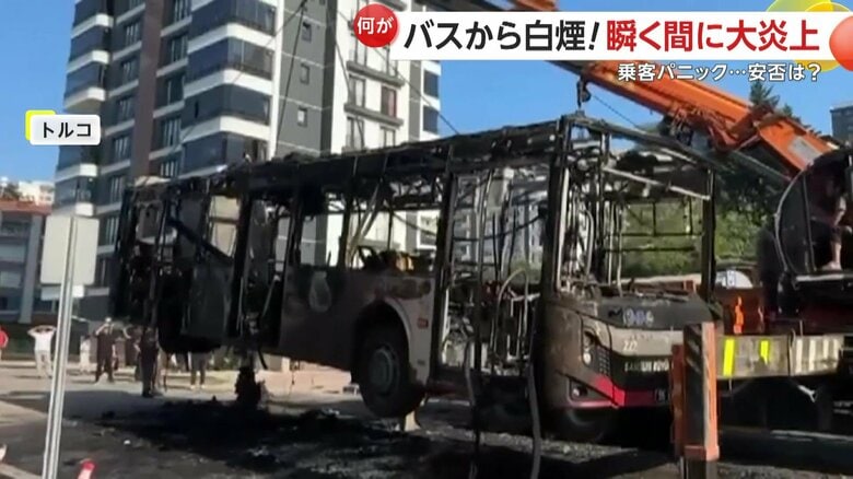 黒焦げになったバス（IHA）