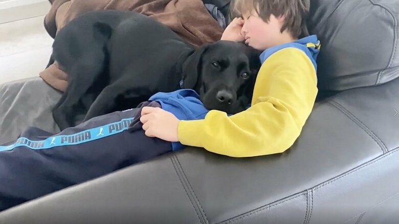 長男とリラックスしているえんぞうくん