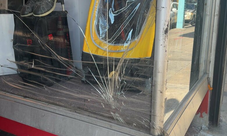 商店のガラスは割られたままになっていた