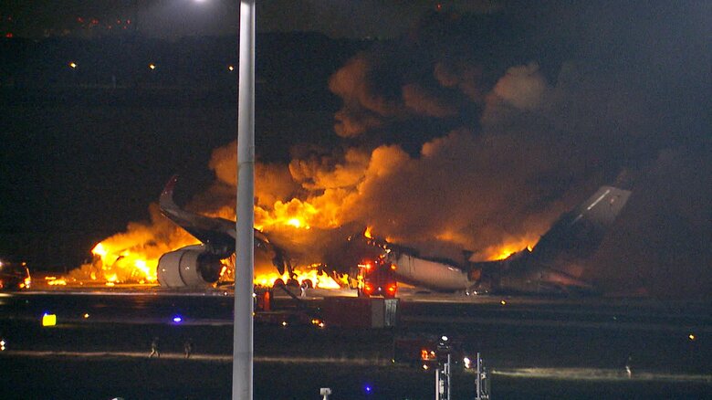 羽田空港で炎上する日航機
