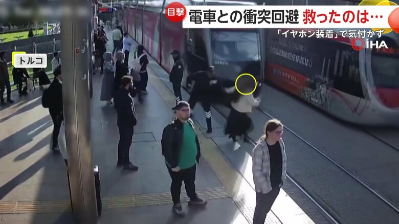 警備員が路面電車にひかれそうな女性を間一髪で救う瞬間（14日、トルコ）③